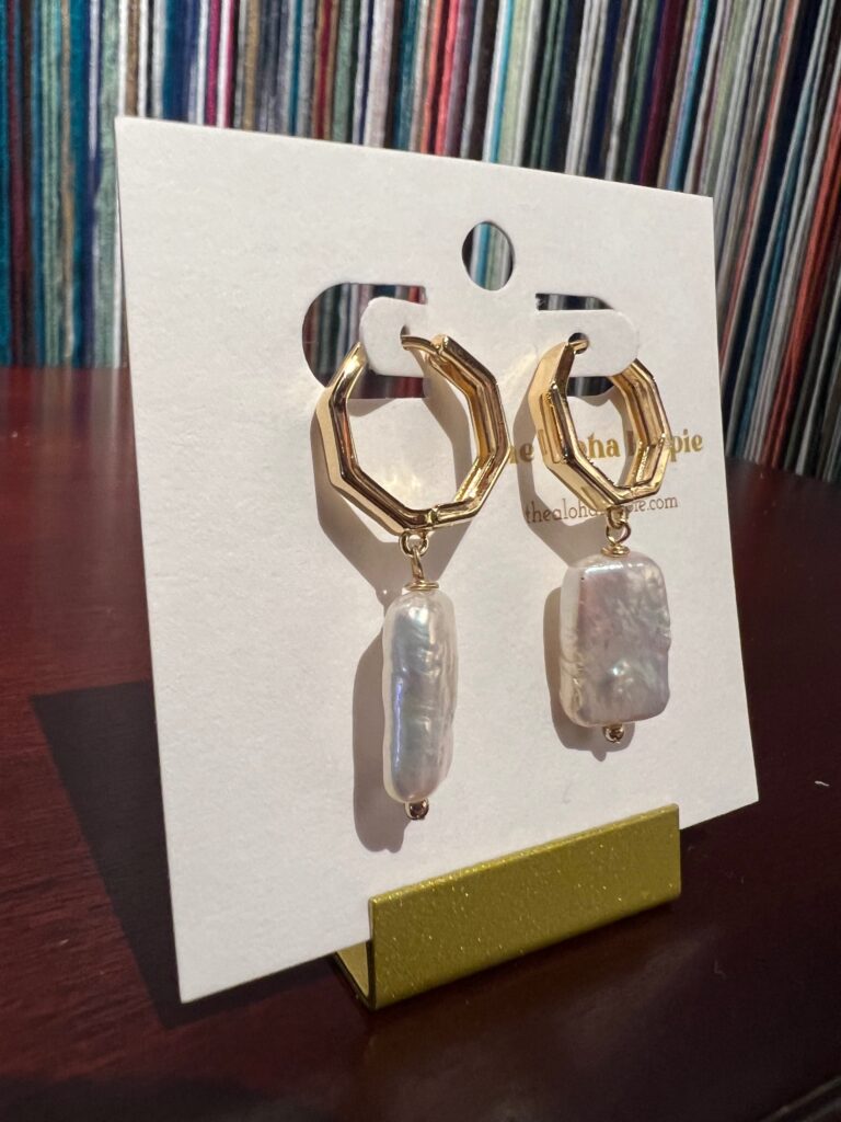 Golden hive huggie earrings fresh water pearls No. 02, photo 1