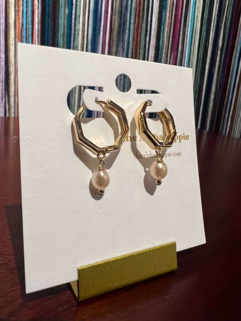 Golden hive huggie earrings fresh water pearls No. 01, photo 1