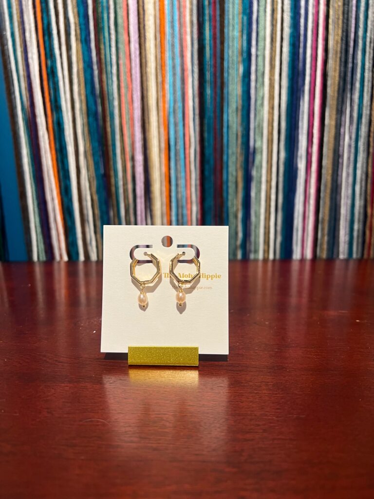 Golden hive huggie earrings fresh water pearls No. 01, photo 2