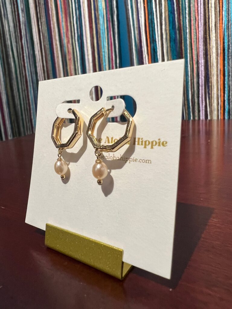 Golden hive huggie earrings fresh water pearls No. 01, photo 3