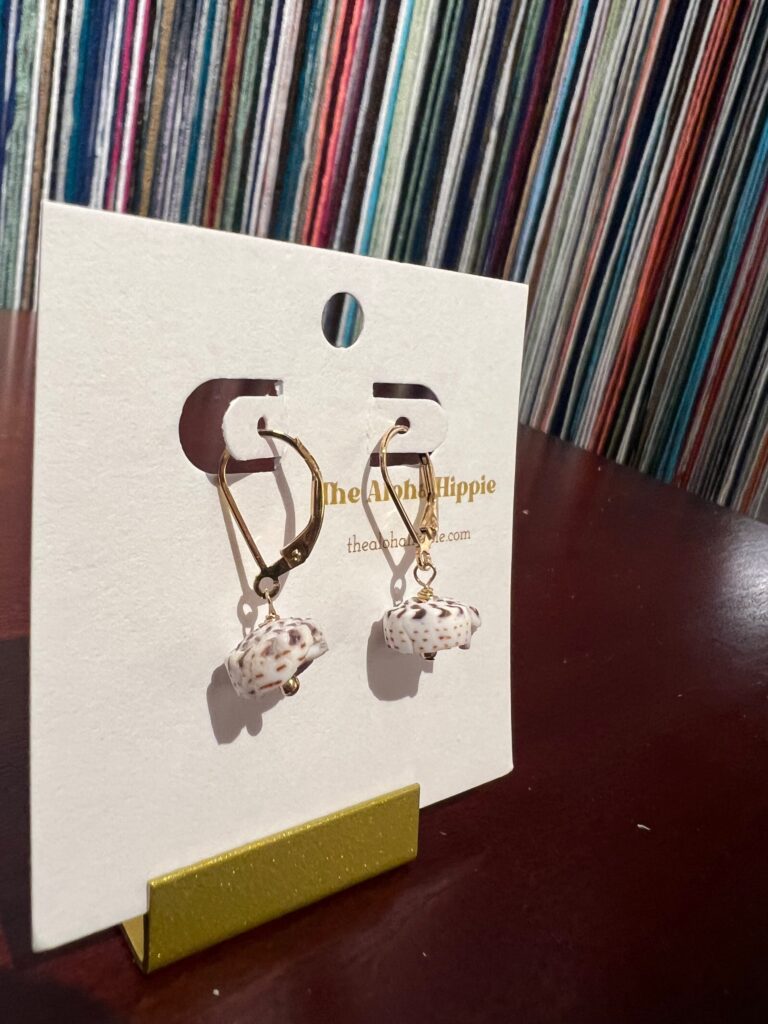 French kiss earrings (Hawaiian puka shells + pearls No. 01, photo 1